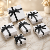 Boîtes à bijoux de luxe personnalisées en gros avec logo, couvercle et base blancs et noirs pour boucles d'oreilles, bagues et colliers