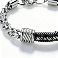 Bracelet pour homme en cuir et acier inoxydable, design patchwork, chaîne cubaine, fermoir mousqueton réglable, style hip-hop streetwear cool.