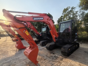 Miniexcavadora Doosan de 6 Toneladas de Segunda Mano con Motor de Alta Eficiencia y 1 Año de Garantía - Product Image 3