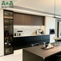 Buffet intégré de luxe discret avec vitrine, texture bois, niche lumineuse LED, garde-manger mural pour projet de maison de luxe