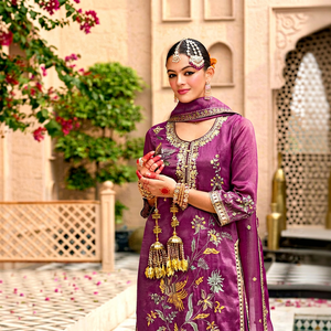 Traje Bordado Premium para Mujer con Delicado Trabajo de Hilo para Bodas, Fiestas y Festivales - Product Image 1