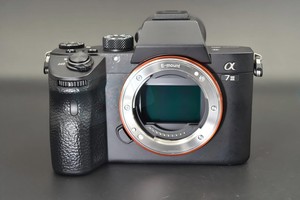 Cámara Digital Profesional HFT Alpha <span class=keywords><strong>A7</strong></span> <span class=keywords><strong>III</strong></span> con Lente 28-70mm F3.5-5.6 OSS, Sin Espejo, Full-frame, Video 4K UHD, Cámara Económica con Tarjeta SD - Product Image 2