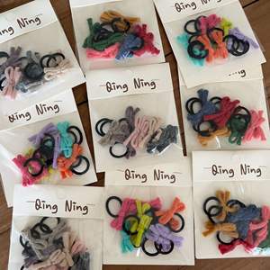 Set di 10 Mini Elastici per Capelli con Fiocco in Filato Colorato, Carini per Codini da Bambina - Product Image 5