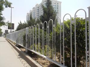 Barrière <span class=keywords><strong>de</strong></span> sécurité en acier galvanisé contemporaine pour l'extérieur, garde-corps municipal, main courante <span class=keywords><strong>de</strong></span> rue, résistant à la rouille et à l'eau, caractéristiques 5 - Product Image 3