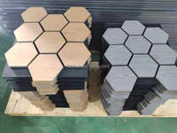 Panneaux acoustiques hexagonaux en chêne naturel Akupanel, placage bois, lattes MDF hexagonales pour l'absorption acoustique, pour hôtels, restaurants et intérieurs.
