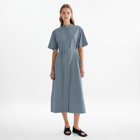 Robe chemise mi-longue OEM ODM tendance pour femme, bleu-gris, boutonnée sur le devant, col montant, manches courtes, taille nouée, pour tenue décontractée ou de bureau