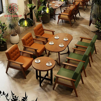 Ensemble de mobilier de restaurant moderne commercial avec chaises brunes, banquette et tables carrées en bois pour café