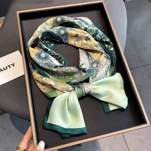 Écharpe en soie fine à imprimé monogramme <span class=keywords><strong>noir</strong></span> et blanc, inspirée des créateurs, foulard multi-usage en twill pour femme - Product Image 1