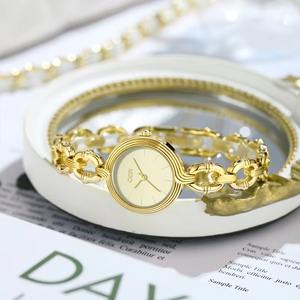 Reloj Analógico Automático Elegante Unisex con Caja de Acero Inoxidable Plateada, Resistente al Agua 10m, Correa de Cadena Vaquera - Product Image 1