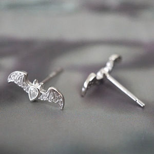 Orecchini pendenti a forma di pipistrello in stile gotico per donna, gioielli da orecchio in metallo effetto punk scuro con animali pendenti - Product Image 4