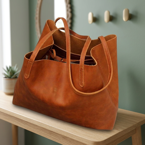 Pochette en cuir véritable pour femme avec fermeture éclair, bandoulière imperméable, logo de marque personnalisé imprimé, style traditionnel et tendance - Product Image 1