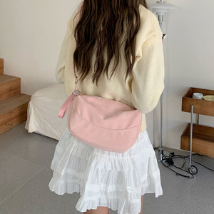 Sac à bandoulière rose en forme de dumpling avec fermeture éclair et sangle réglable pour femme – Idéal pour les tenues quotidiennes – Collection Printemps 2024 - Product Image 1