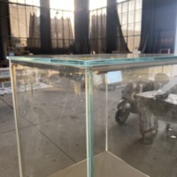 Présentoir de bijoux antique carré Full Vision pour musée, avec miroir LED et design personnalisé, tour en verre trempé pour magasin de détail