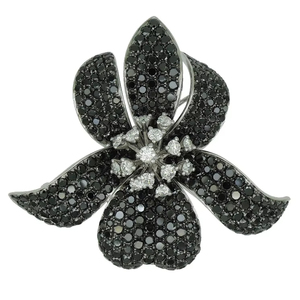 เข็มกลัดรูปดอกไม้สุดหรูหราดีไซน์ทันสมัยจากทองคำขาว 18K ประดับเพชรดำแบบ Pave และเพชรขาวตรงกลาง เครื่องประดับสุดโรแมนติก - Product Image 1