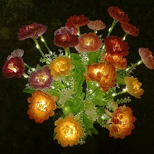 Lámpara Solar LED para Jardín TRISTAR 4 con Diseño de Flor de Lirio y Macetas de Fibra de Vidrio, Elegante Diseño para Bodas, Hoteles y Hogares - Product Image 6