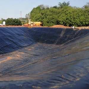 Géomembrane HDPE de revêtement de lac artificiel Anti-UV pour les applications de pisciculture et de barrage Valeur rentable de cycle de vie de 1mm d'épaisseur - Product Image 1