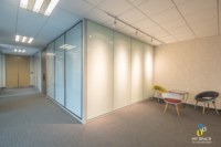 Poste de travail modulaire pliable moderne le plus populaire avec cloison de bureau, cloison murale insonorisée en verre trempé pour écoles et gymnases