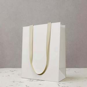 Sacs en papier de luxe pour emballage de bijoux, personnalisables avec logo, plusieurs tailles, pour vêtements et shopping - Product Image 4