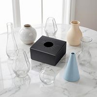 Boîte de livraison de fleurs simple (noire) pour protéger efficacement les bouquets et l'emballage des fleuristes pendant le transport.