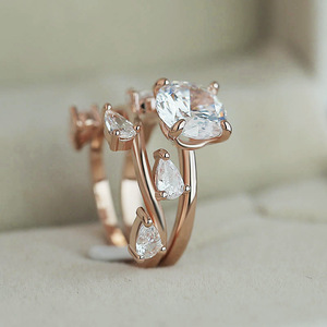 Anello creativo a forma di foglia per donna, design con intarsi scintillanti, gioielli eleganti e alla moda - Product Image 3
