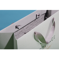 Sac cadeau en papier pour vêtements de luxe de marque privée personnalisée avec logo et poignée en ruban