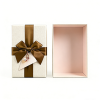 Boîtes cadeaux texturées blanches imprimées sur mesure en gros avec nœud en satin marron et intérieur rose perlé pour bijoux et cadeaux
