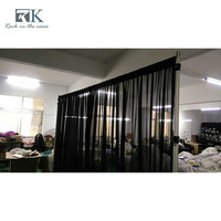 Support de rideaux pliable avec tubes et draperies en mousseline noire pour exposition