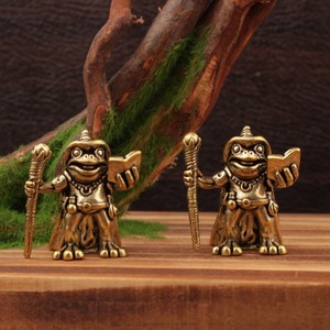 Figurine de sorcier grenouille en laiton tenant un livre de sorts, ornement de bureau, décoration intérieure, unisexe, 12 ans et plus, produit fini - Product Image 1