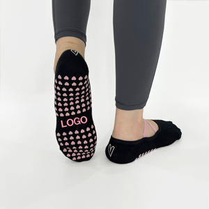 Chaussettes Pilates de qualité professionnelle avec prise en main améliorée et gestion de l'humidité pour chaussettes de ballet noir - Product Image 3