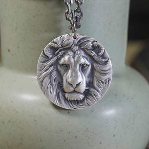 Collier avec pendentif personnalisé en plaqué or 18 ct rond et circulaire avec animal lion - Product Image 6