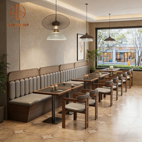 Ensemble table et chaises carrées en bois sur mesure, fabrication directe Ron Group, sièges en cuir pour café et restaurant.