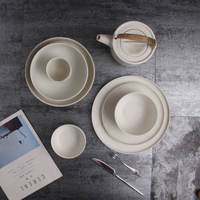 Service de table en céramique blanche en porcelaine 4 pièces avec glaçure à pois noirs Comprend une casserole, une tasse, un bol à dessert et un plat principal