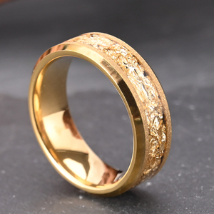 Nouvelle Bague en Tungstène en Or Jaune 18 carats Bijoux de Mode Sablée 8mm, Bague en Tungstène Or Saoudien Bijoux avec Incrustation de Feuilles d'Or - Product Image 5