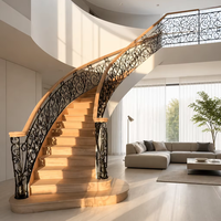 Escalier en colimaçon élégant en bois courbé avec rampe décorative en métal pour projet de rénovation de résidence de luxe classique