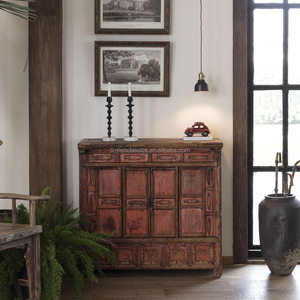 Comodino e Mobile in Stile Cinese Tradizionale Vintage <span class=keywords><strong>con</strong></span> Laccatura Rossa Invecchiata, Fatto a Mano per Case d'Ospitalità in Stile Wabi-Sabi - Product Image 1
