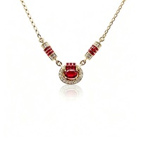 Collier multicolore de luxe léger avec pierre principale ovale en pierres précieuses colorées, diamants et chaîne dorée rectangulaire