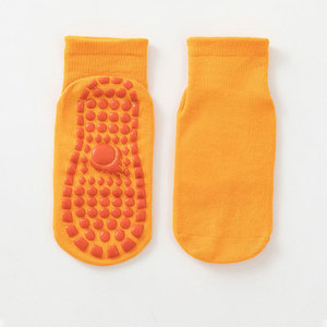 Chaussettes de yoga antidérapantes pour adultes, idéales pour l'été, chaussettes de sol tricotées pour l'éveil des jeunes enfants, avec semelle antidérapante et logo personnalisable sur le bord du mollet et le bas. - Product Image 6
