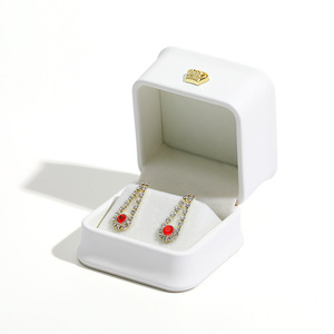 Boîte à bijoux carrée en cuir PU personnalisée en usine, fermeture à boucle, rangement pour boucles d'oreilles, emballage cadeau de luxe argenté, logo imprimé - Product Image 6