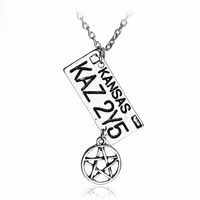 Collier Supernatural avec pendentif plaque d'immatriculation Dean et breloque étoile Kansas KAZ 2Y5