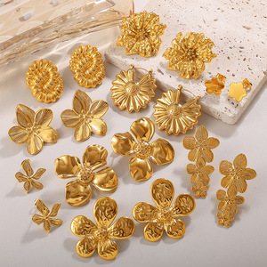 Boucles d'oreilles clous fleuris plaqué or 18 carats en alliage de zinc et acier inoxydable, design irrégulier, bijoux de mode - Product Image 1