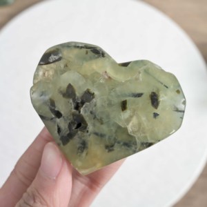 Cœur en préhnite poli naturel, pierre de palmier sculptée, idéal pour cadeau, vente en gros - Product Image 4