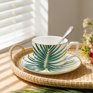 Tasses à thé en porcelaine fine d'un service de vaisselle en porcelaine fine avec de jolis services de table, ensemble de tasses en porcelaine fine, assiette de présentation et tasses à thé, théière - Product Image 2