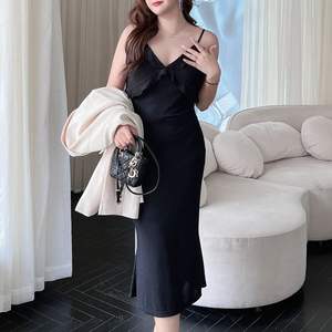 Robe moulante noire à col en V et volants pour femme grande taille Runqi N8580 avec ourlet queue de poisson et bretelles - Product Image 5