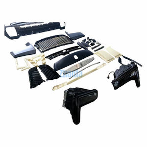 Les modèles 2025 améliorés <span class=keywords><strong>de</strong></span> la <span class=keywords><strong>Rolls</strong></span>-Royce Cullinan 10-18 comprennent des pare-chocs avant et arrière, des phares, des feux arrière et une <span class=keywords><strong>calandre</strong></span> - Product Image 2