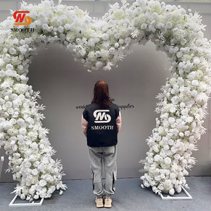 Arche de fond de scène en forme de cœur de fleurs blanches douces faites à la main LEDA, décoration florale pour l'allée d'entrée de mariage, événements, fête, Saint-Valentin - Product Image 1