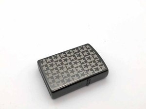 Encendedor de Cigarrillos de Metal Premium Personalizado con Diseño a Cuadros de Estrellas Urbanas y Modernas, Grabado en Toda la Superficie - Product Image 3