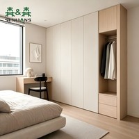 Système de dressing intégré moderne avec niche d'entrée cintrée, placard encastré du sol au plafond avec crochets pour villa