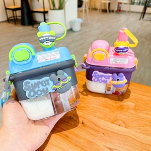 Vente en gros de nouvelles bouteilles d'eau en plastique de <span class=keywords><strong>2023</strong></span> ml pour enfants mignons d'extérieur avec deux longues pailles de dessin animé 500 - Product Image 6