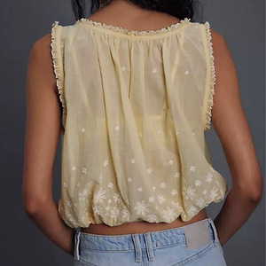 Débardeur chic et unique pour femme, brodé de fleurs, avec cordon de serrage, coupe courte, volants et boutons, sans manches - Product Image 3