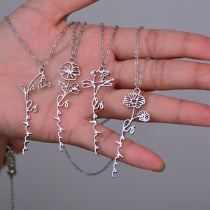Collana Personalizzata con <span class=keywords><strong>Nome</strong></span> e <span class=keywords><strong>Fiore</strong></span> di Nascita per Anniversario Femminile, Catena in Acciaio Inossidabile Placcato Oro 18K, Ciondolo Romantico Personalizzato - Product Image 5